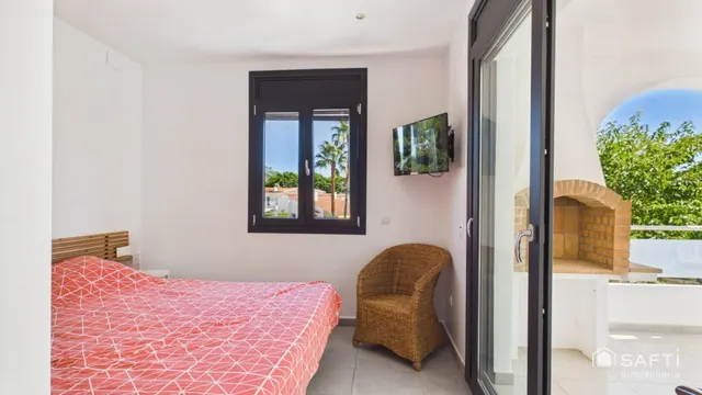 Casa moderna con cuatro habitaciones, piscina y garaje — 33