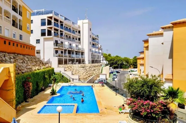 Luminoso apartamento de 3 dormitorios con terraza y piscina  - foto 2