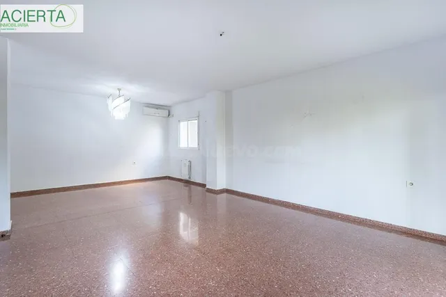 Piso con plaza de garaje cerrada junto a La Inmaculada, frente al río Genil. — 2