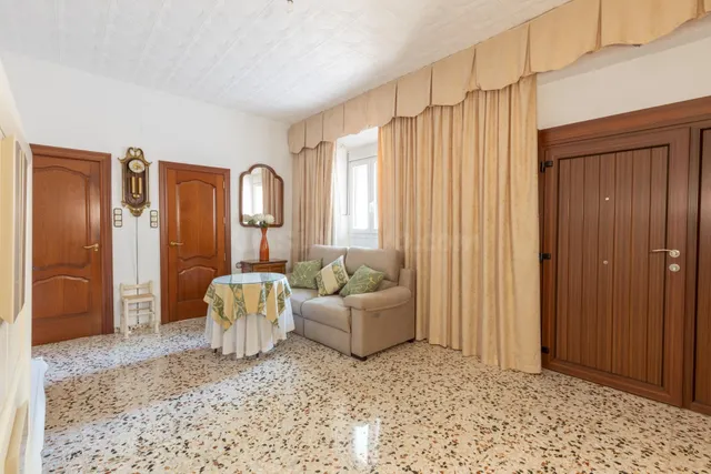 OPORTUNIDAD DE VENTA DE PISO EN ZONA ANCHA DE CAPUCHINOS — 2