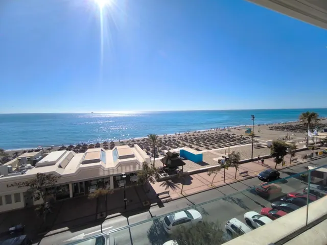 PRIMERA LÍNEA DE PLAYA. ZONA CENTRO DE FUENGIROLA. 3 DORMITORIOS. 2 BAÑOS. 1 ASEO — 26