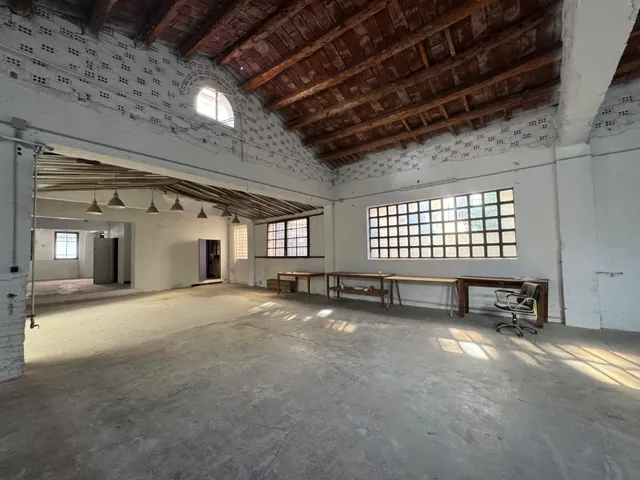 Nave en zona urbana con 264 m2 y con jardín de 114 m2 orientado al sur, garaje y gran potencial como estudio profesional. — 43