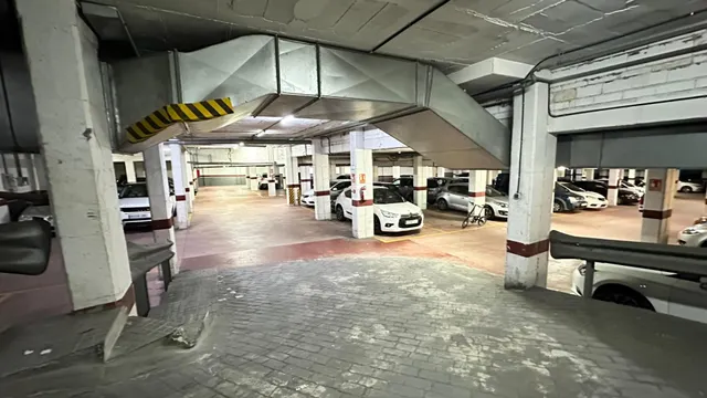 Se vende plaza de parquing para coche mediano en la zona del Parc del Estatut. — 9