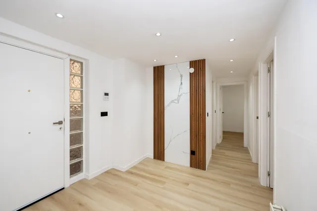 Planta baja con terraza privada, 3 dormitorios, 2 baños y garaje — 10