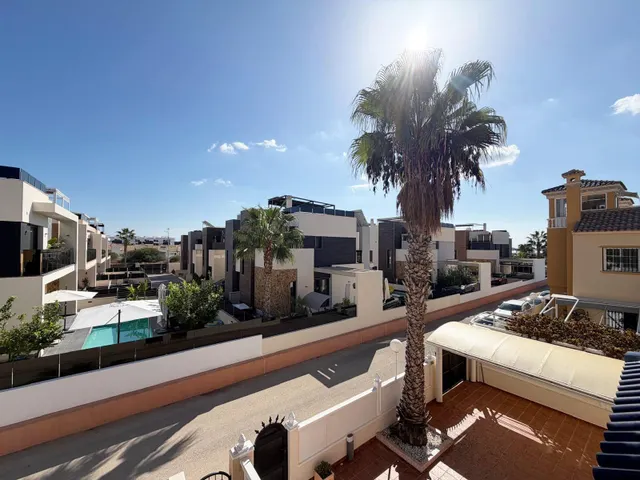 Fantástico bungalow en planta alta con solárium privado en Lomas de Cabo Roig — 17