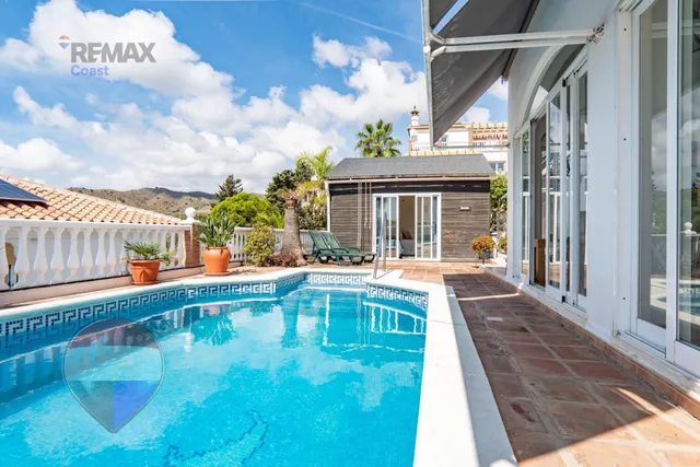 VILLA INDEPENDIENTE CON PISCINA, GRANDES TERRAZAS Y VISTAS AL MAR EN BENAJARAFE — 29