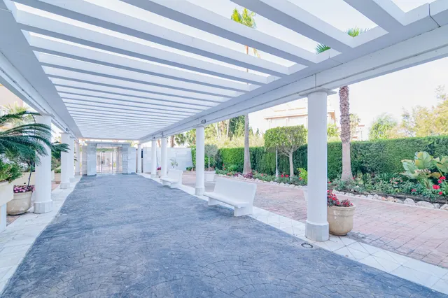 ¡Tu oasis junto a mar! Precioso piso de 2 dormitorios con terraza, piscina y garaje en Playa Poniente, Motril. — 36