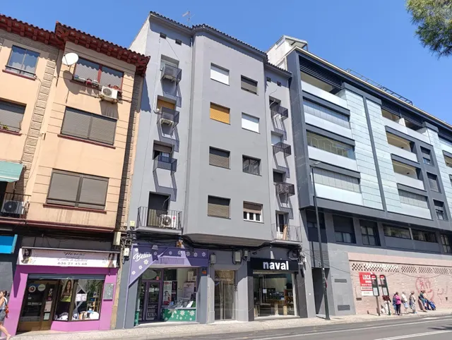 Piso de 89 m2 útiles con AMPLIA TERRAZA DE 40m2!!! Distribuido en cinco dormitorios, salón, cocina con despensa y terraza interior a patio de luces y un baño. — 32