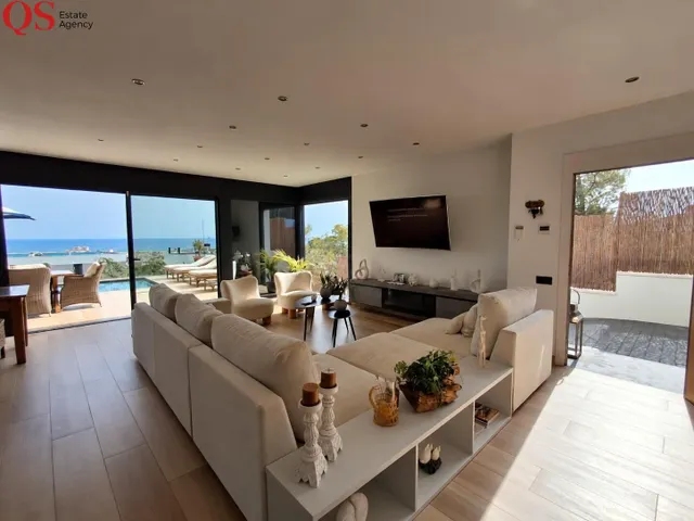 Villa contemporánea con piscina y vistas panorámicas al mar en Cunit — 20