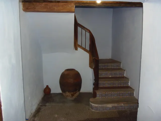 Casa grande haciendo esquina en el centro del pueblo, con patio grande, planta baja, dos alturas — 14