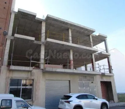 Edificio en construcción con 12 viviendas, garajes y traster