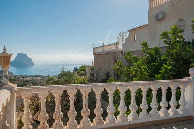 Amplia villa con vistas panorámicas al mar y pista de tenis privada en Calpe — 20