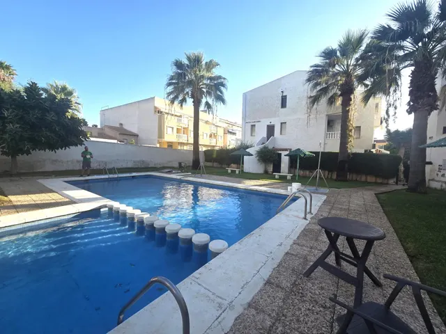 Dúplex adosado, 2 dormitorios, 1 baño, piscina comunitaria, cerca de la Avda. de las Habaneras, a unos 10/15 min. a pie de la playa del Cura — 38