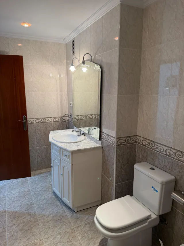 Piso con ascensor, 4 dormitorios, 2 baños, cocina 19 m2 con patio pisable, salon comedor, tres piezas a la calle. — 21