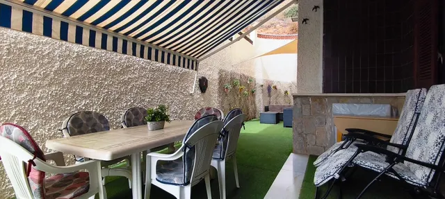 ¡Espacio para todos! Gran planta baja con porche y parking