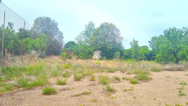 SAN MATEO DE GALLEGO,  PARCELA URBANA VALLADA de  1.860 m2. — 16