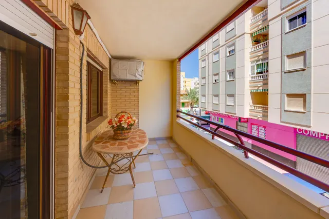 Gran piso de 4 dormitorios y dos baños en el corazón de Torrevieja, a menos de 500 metros del mar — 9