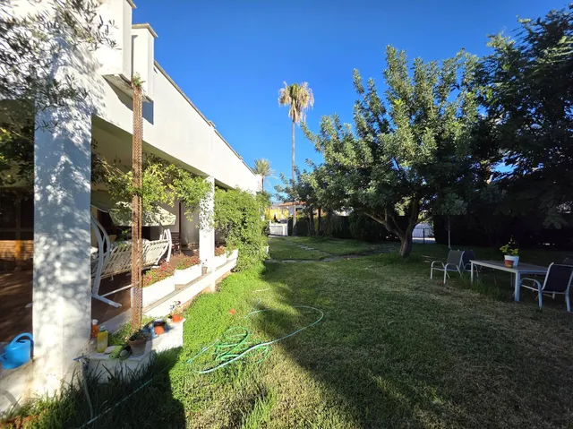 Se vende villa próxima al término municipal de Benicàssim, muy cerca de la playa. La casa está sobre una parcela de 1.889 m2, de la cual saldrían 3 parcelas de 629 m2 en caso de querer dividir el — 14