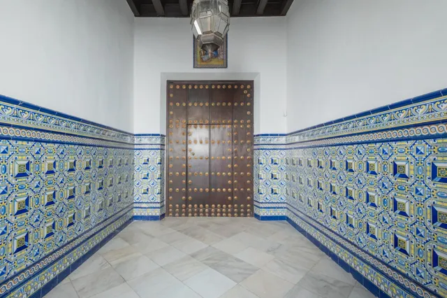 PRECIOSA CASA PALACIO DE ESQUINA A DOS PASOS DE LA CALZADA - foto 2