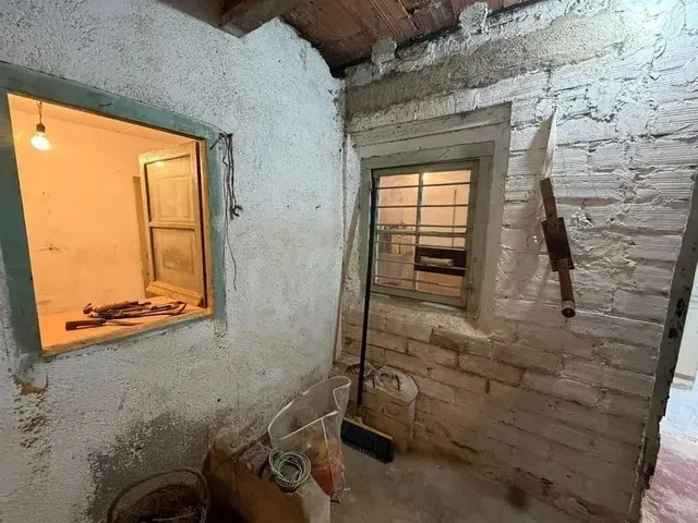CHALET ADOSADO A REFORMAR, ESQUINERO CON SALIDA A DOS CALLES — 35