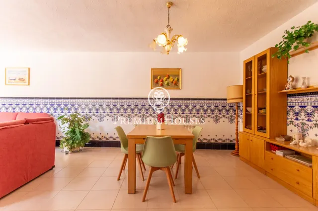 Casa independiente con piscina interior y jardín en venta en - foto 2
