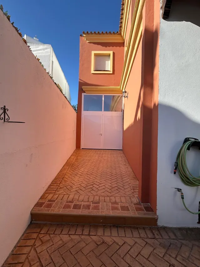 VIVIENDA INDEPENDIENTE CON TERRENO — 34
