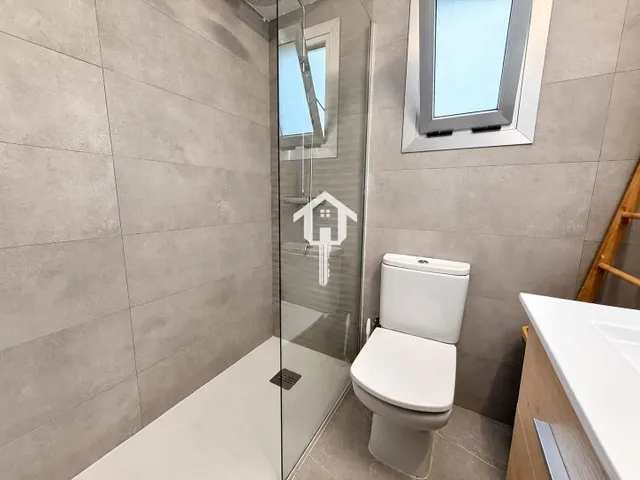 Ático en exclusiva totalmente reformado de 56 m2 con terraza en zona benalúa de Alicante: edificio con ascensor — 44