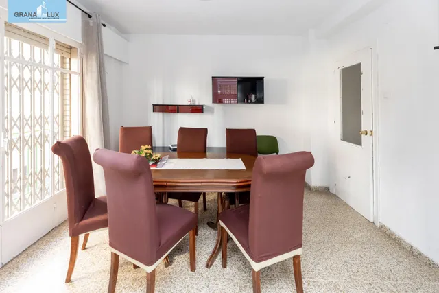Venta de piso de 4 dormitorios y 2 baños en Granada (Zona Centro) — 7
