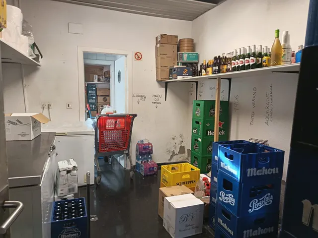 SE ALQUILA Y TRASPASA BAR MONTADO — 39