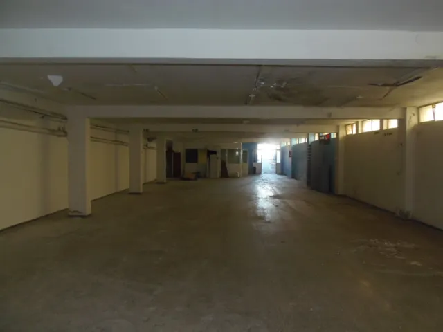 LOCAL ACONDICONADO  DE 400MTRS NECESITA REFORMAS SE DA CARENCIA, BIEN SITUADO  ES PLANTA SEMI SOTANO, CON OFICINAS Y BAÑOS, ZONA LA PAZ — 3