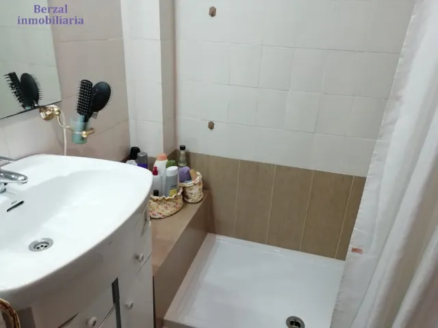 PISO AMPLIO EN LAS PEATONALES — 32