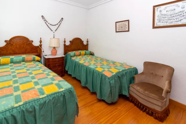 PISO EN CASCO ANTIGUO DE TRES DORMITORIOS, DOS BAÑOS,GARAJE Y TRASTERO. — 24