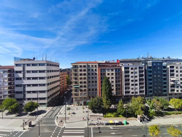 FANTASTICA OPORTUNIDAD 8º PISO 92m2 en AVENIDA GASTEIZ esq. Beato - LUZ Y VISTAS- 3 hab. para entrar a vivir o Actualizar — 27