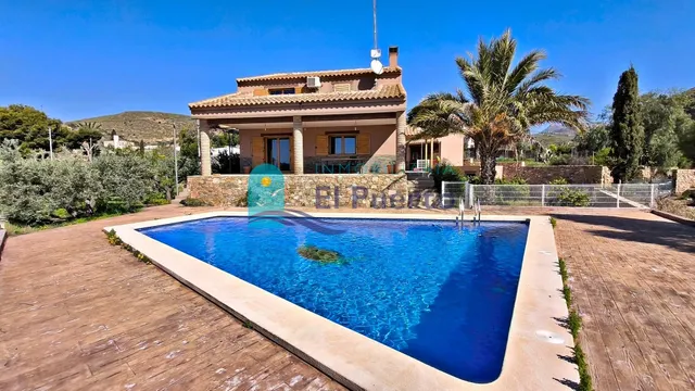 CHALET INDEPENDIENTE CON PISCINA Y VISTAS DESPEJADAS EN ENTO - foto 2