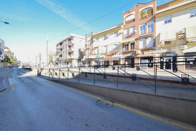 Local en bruto situado junto a la Avenida principal — 18