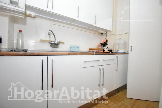 Disfruta de la luz natural y el encanto de vivir a un paso del centro en este acogedor piso con balcón — 9