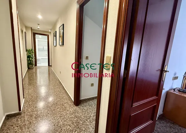 AMPLIA VIVIENDA CON PLAZA GARAJE DOBLE-CERRADA. — 24