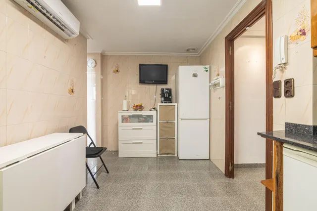 3º sin ascensor, de 3 habitaciones, 1 baño y balcón — 17