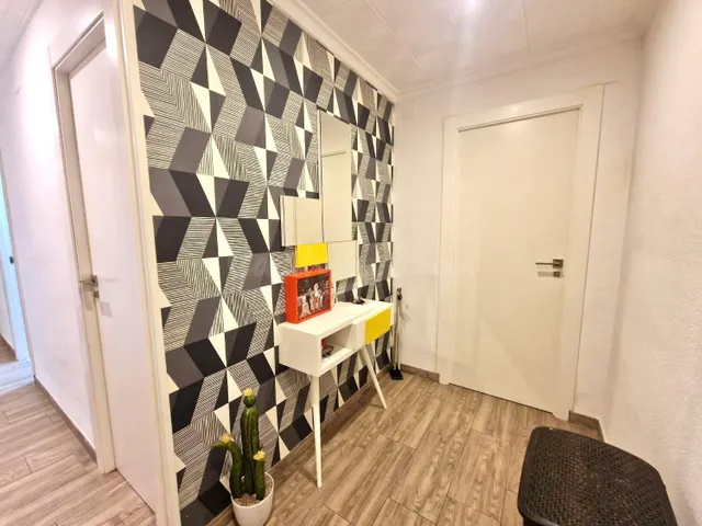 Piso reformado con balcón y vistas despejadas en Alberic - foto 4