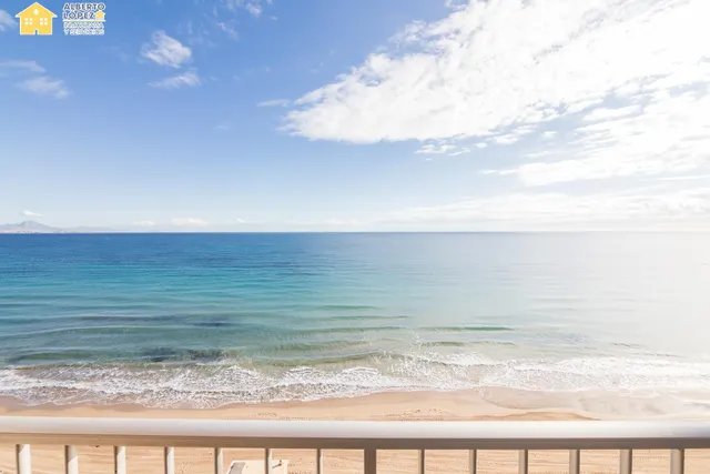 Apartamento en venta en primera línea de playa en Los Arenales del Sol, la propiedad está afectada por la Ley de Costas — 13