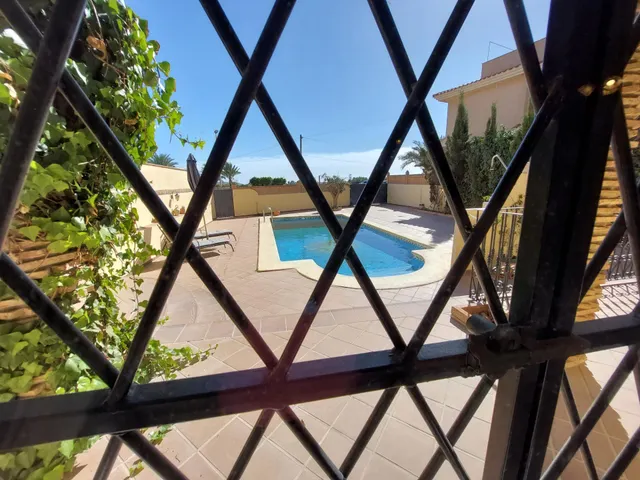 Chalet 6 dormitorios 3 baños, terrazas y piscina en Burjulú. — 20