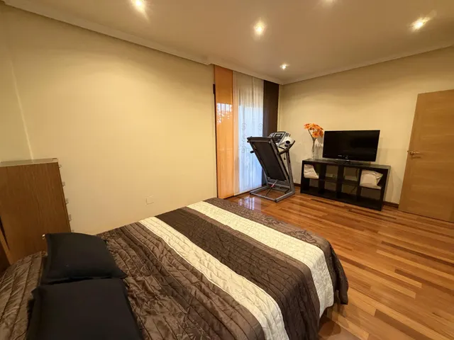 Chalet independiente con 400 m2 construidos, gran parcela y garaje — 10