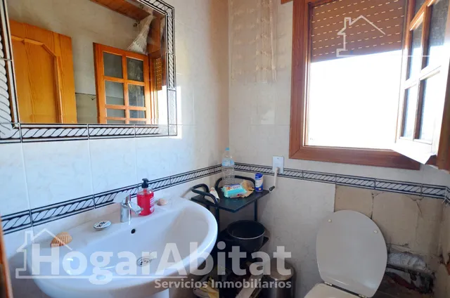 Atractivo chalet muy amplio y luminoso con terraza, garaje y jacuzzi — 28