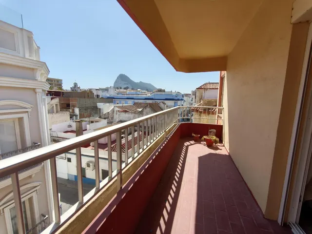 AMPLITUD, LUZ Y VISTAS AL PEÑÓN EN PLENO CENTRO DE LA LÍNEA — 2