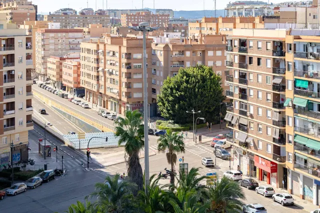 Piso con gran balcón en Avenida Burjasot — 44