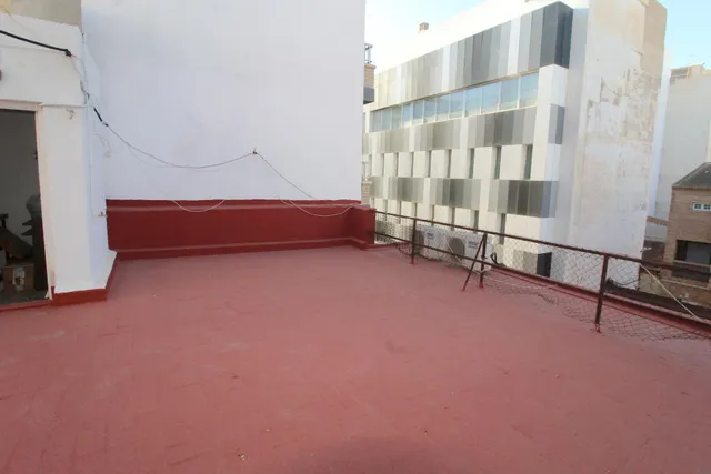 Gran piso en el centro de Torrevieja con 4 dormitorios a 900m del mar — 26