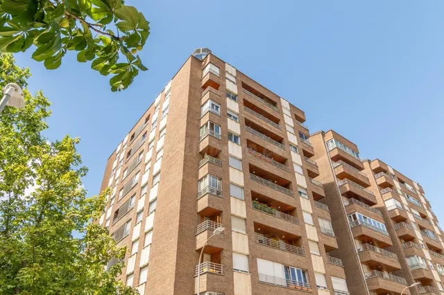 Vivienda totalmente exterior con terraza y amplia plaza de g - foto 4