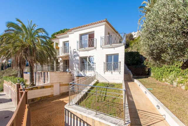 Casa en venta con impresionantes vistas al mar, piscina desbordante y ascensor — 3