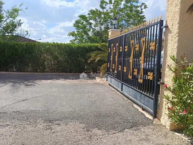 SE VENDE CHALET CON PISCINA EN BUEN ESTADO EN ASPE — 16