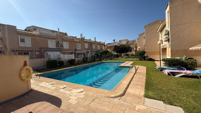 TRÍPLEX DE 3 HAB Y 3 BAÑOS CON PISCINA COMUNITARIA A SOLO 10